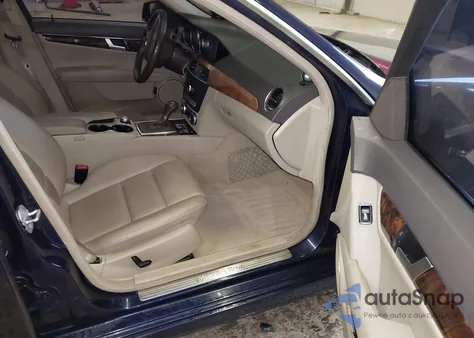 2012 Mercedes-Benz C 300 Luxury 4Matic/Sport 4Matic z USA, uszkodzony, nr VIN WDDGF8BB7CR231946